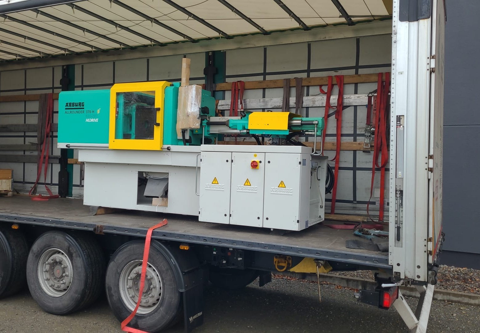Anlieferung Spritzgussmaschine Arburg 370 H